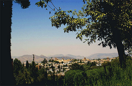 Aper�u sur l'Albaycin � travers les jardins de l'Alhambra