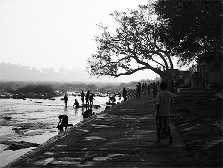Bain matinal dans la rivi�re Kav�ri, entre Mysore et Hassan au Karnataka