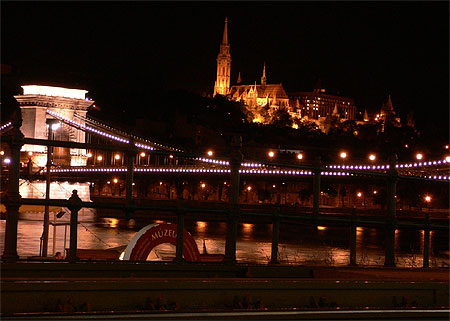 Le pont aux cha�nes et saint Mathias �clair�s