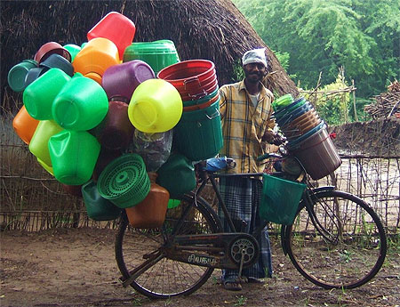 Marchand de cuvettes, sous la pluie, sur la route de Tanjore