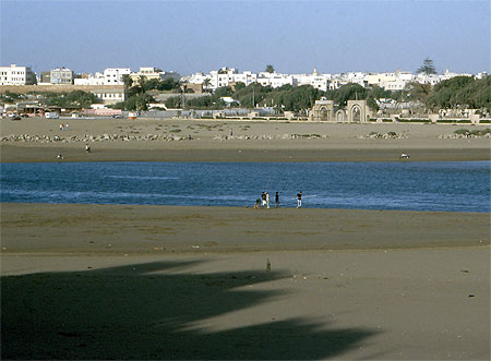 Vue sur Sal� depuis la terrasse du caf� maure � Rabat