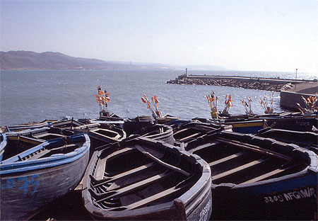 Le vent �tant violent, les bateaux sont rest�s au port
