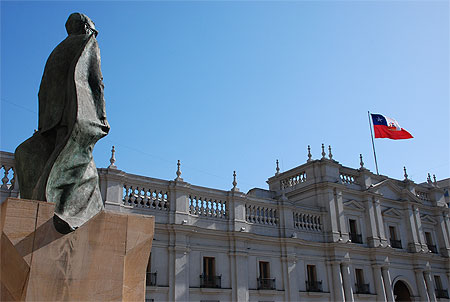 Statue d'Allende regardant le Palais pr�sidentiel