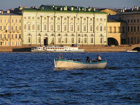 La Neva au soleil couchant