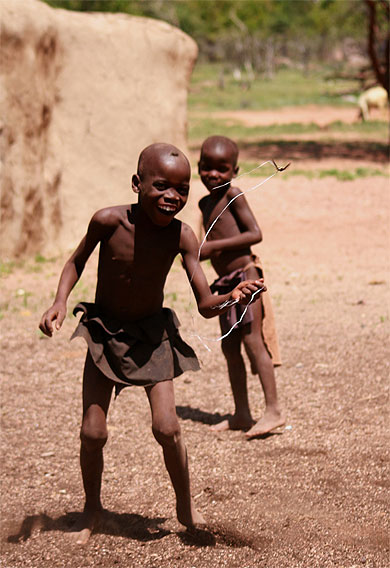 Enfants himbas jouant avec un scarab�