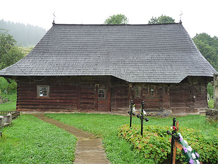 Vieille �glise en bois au d�tour d'un chemin