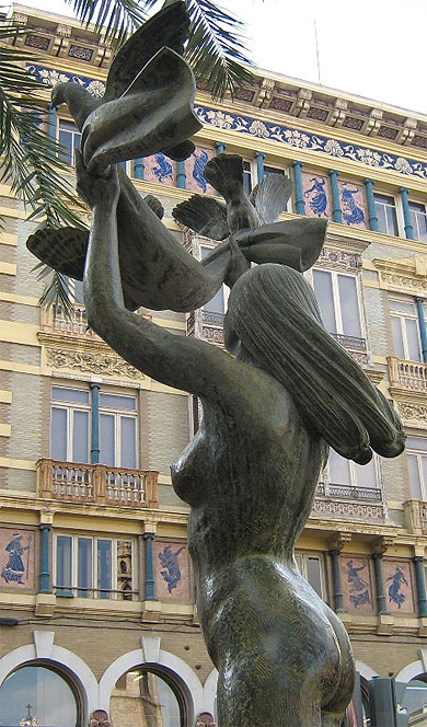 Statue sur la place devant la cath�drale de Valence