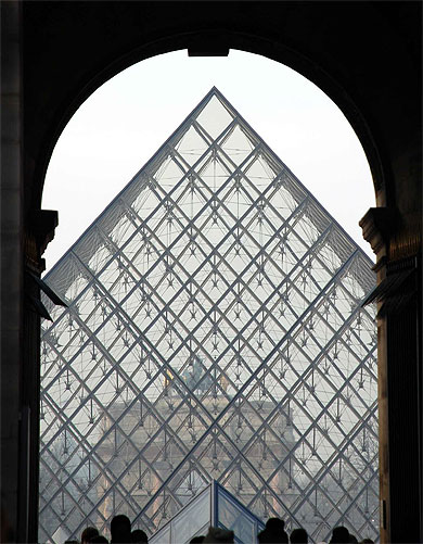 Entr�e dans la cour du Louvre par la porte Sud