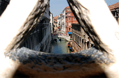 A travers la balustrade du Pont des Soupirs