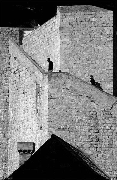Promeneurs sur les remparts