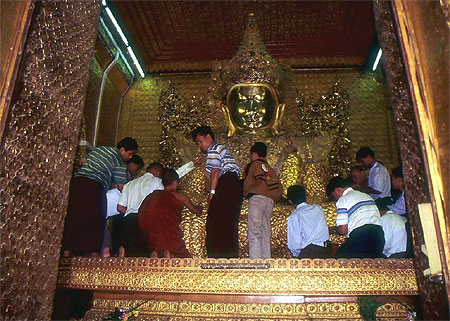 Bouddha recouvet d'or dans la pagode Mahamuni