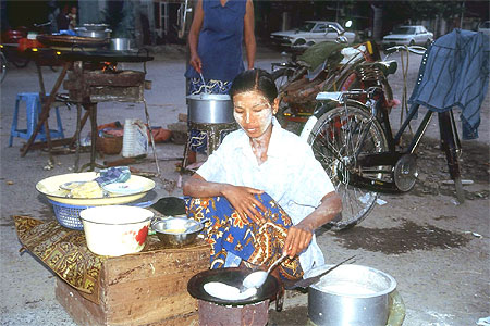 Fabrication de cr�pes, f�te de quartier � Mandalay