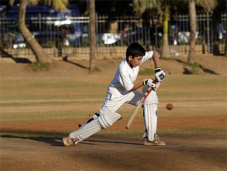 Enfants jouant au Cricket sur l'Oval