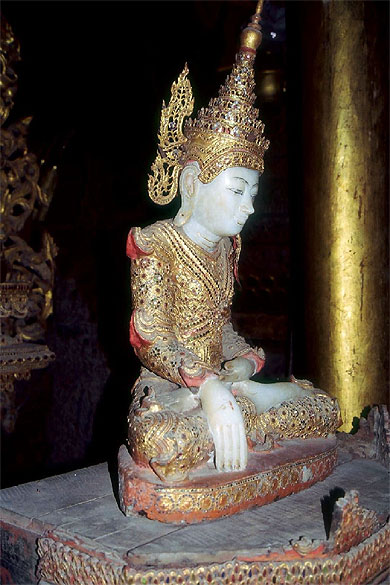 Bouddha en bois laqu� au monast�re de Shwe Yaunghwe