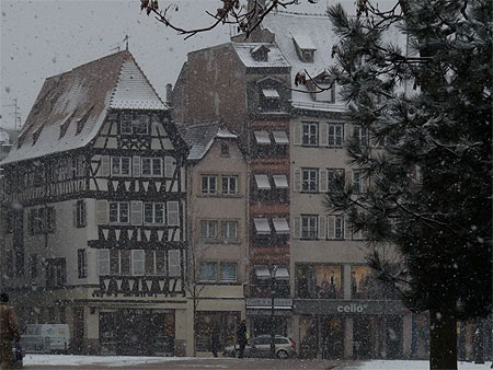 Centre ville : la place Kleber sous la neige