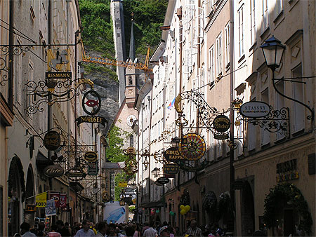 Salzbourg rue principale aux enseignes