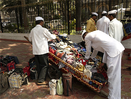 Les Dabbawallahs devant la gare de Church Gate