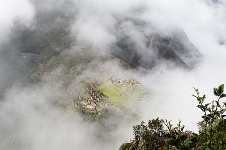 Le Machu Picchu sous la brume