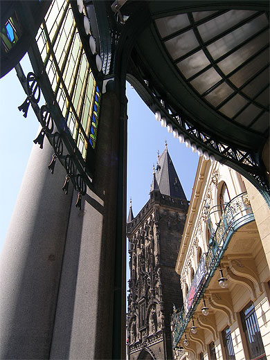 Maison de la municipalit� et tour Poudri�re