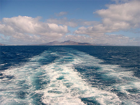 Pos�e sur l'horizon, Lanzarote et sa cha�ne de volcans