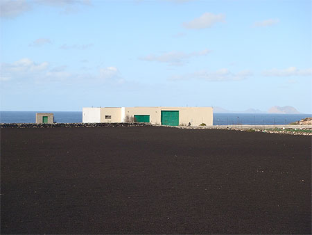 Maison blanche, terre noire et oc�an bleu profond