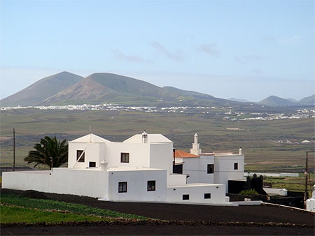 Maison blanche au pied des volcans