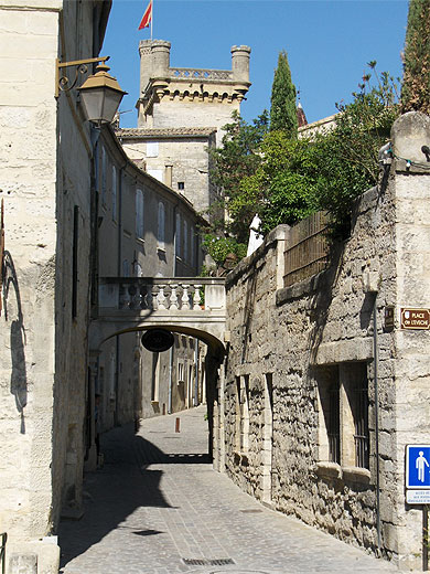 Uzes
