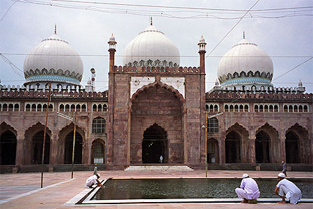 Ablutions � la mosqu�e Taj-ul Masjid