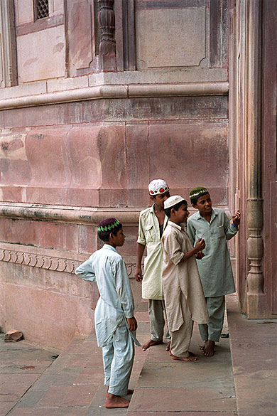 El�ves de l'�cole coranique de la mosqu�e Taj-ul Masjid