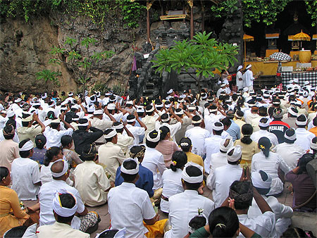C�r�monie hindouiste au temple de Goa Lawah