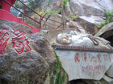 Boudha grav� dans la roche
