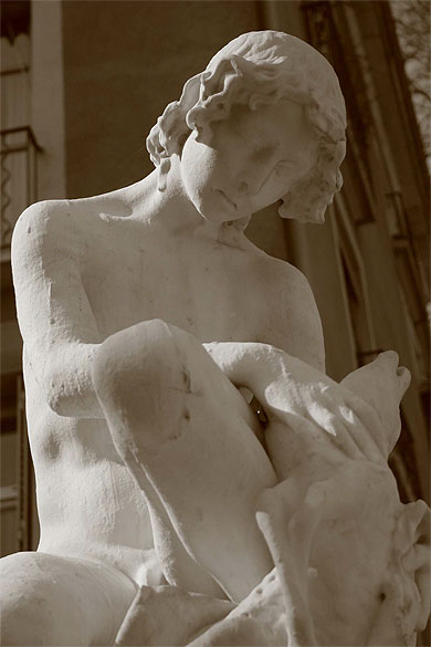 Grenoble - Place des Gordes - Statue triste
