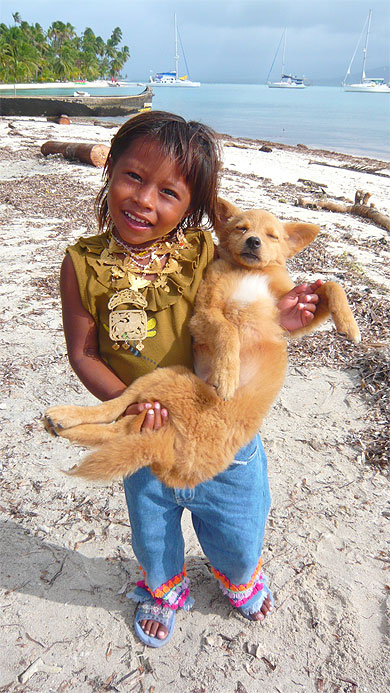 Enfant Kuna et son petit chien