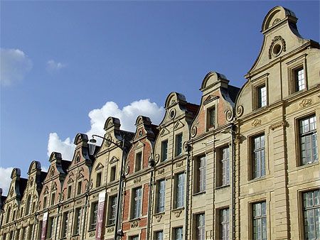 Les fa�ades de la place des H�ros