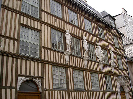 Maison et statues