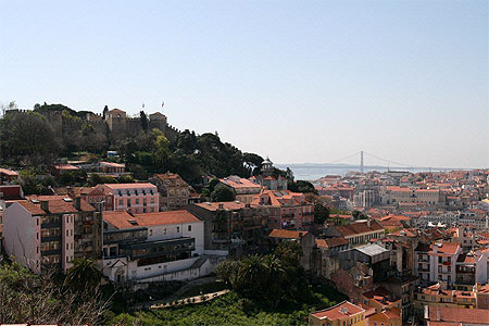 Vue sur Lisbonne depuis le miradouro de Gra�a