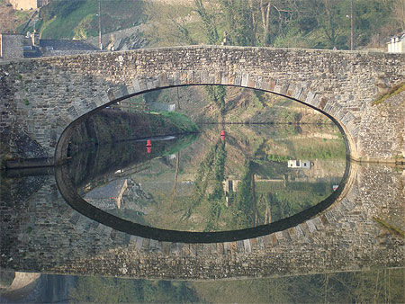 Le vieux pont se mire sur les eaux de la Rance