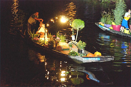 Barque d'hortillon illumin�e le soir