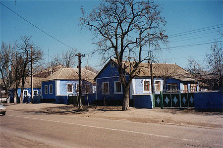 Petit village d'Ukraine, aux maisons bleues