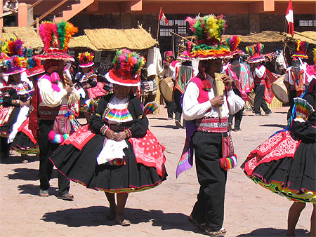 Une danse sur la plaza de Armas sur l'�le de Taquil�