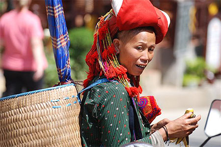 Femme tribu Yaos rouge