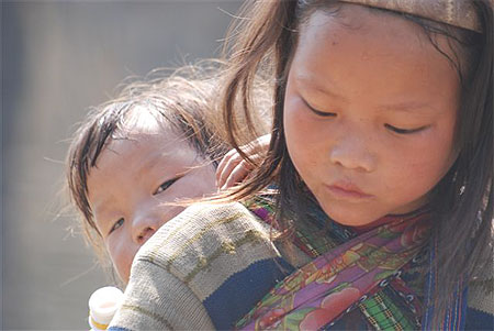 Enfants tribues H'mong noirs