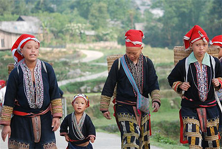 Femmes de la tribu des Yaos rouge