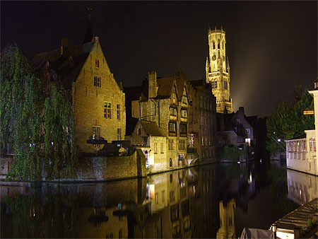 Les canaux et le Beffroi de Bruges illumin�
