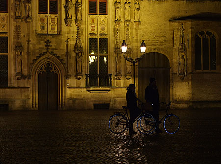Cyclistes sur la place du Burg � la tomb�e de la nuit