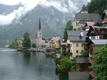 Vue romantique de Halstatt sous la brume apr�s l'averse...