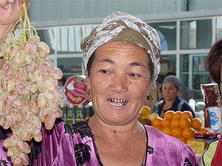 Raisins � vendre dans le bazar de Noukous
