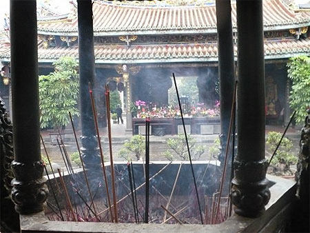 Encens au temple de Confucius