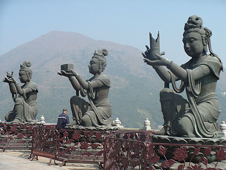 Statues au monast�re de Po Lin