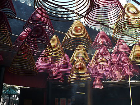 Batons d'encens dans un temple de Hong Kong